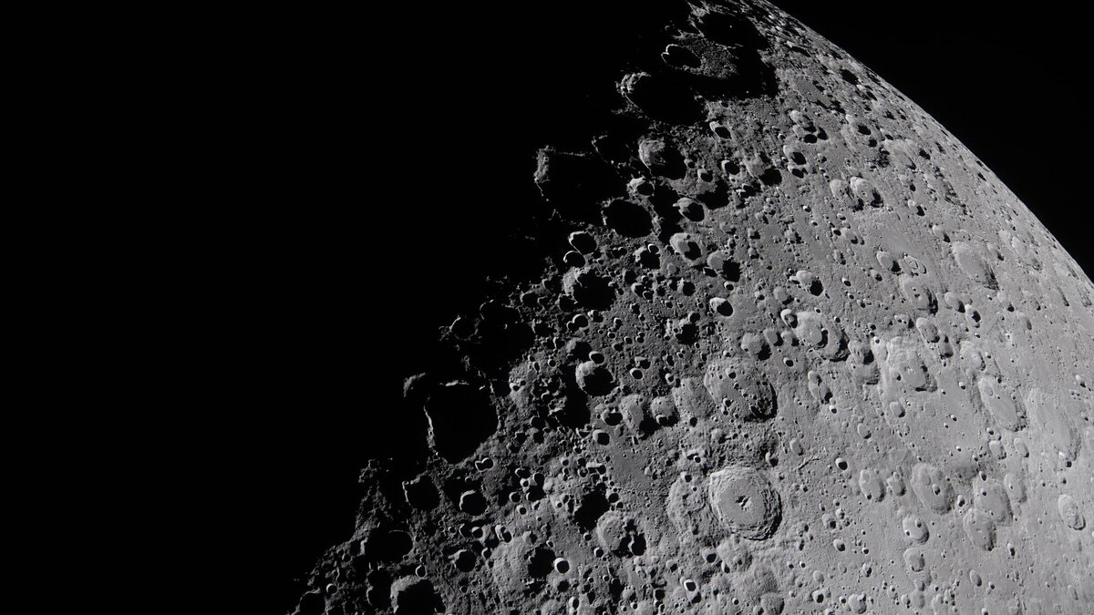 Lunar far side seen during flyby